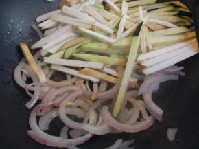 下洋葱稍炒软后，加入茄条和杏鲍菇。（因为孩子比较爱吃软的带甜味的洋葱，所以先炒软洋葱。如果喜欢吃脆的口感，洋葱要后放）