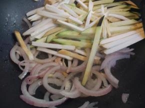 下洋葱稍炒软后，加入茄条和杏鲍菇。（因为孩子比较爱吃软的带甜味的洋葱，所以先炒软洋葱。如果喜欢吃脆的口感，洋葱要后放）