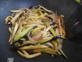 加入盐和蒸鱼豉油，中火炒匀