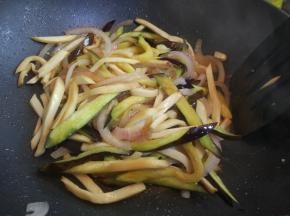 加入盐和蒸鱼豉油，中火炒匀