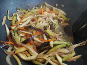 加胡萝卜后炒匀，再加一勺水，把茄子和杏鲍菇炒软炒熟。茄子比较喜油，虽然多放油比较好吃，但是夏天为了清爽一些，可以用少许水代替。这样不容易糊锅，而且收汁时均匀挂在茄条和杏鲍菇上，入味更均匀些。