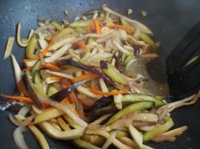 加胡萝卜后炒匀，再加一勺水，把茄子和杏鲍菇炒软炒熟。茄子比较喜油，虽然多放油比较好吃，但是夏天为了清爽一些，可以用少许水代替。这样不容易糊锅，而且收汁时均匀挂在茄条和杏鲍菇上，入味更均匀些。