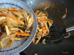 炒匀，收汁后盛出即可。