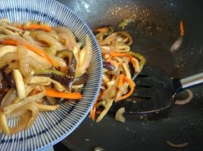 炒匀，收汁后盛出即可。