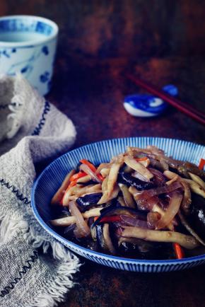 如果喜欢口味比较重的，可以加少许生抽，或者在出锅前加少许鸡粉提味。其实蒸鱼豉油的鲜味足够了，又有少许甜味，和茄子的味道正合适