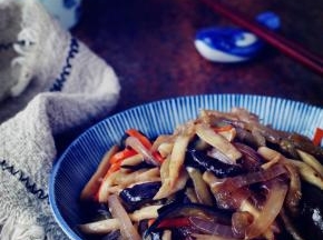 如果喜欢口味比较重的，可以加少许生抽，或者在出锅前加少许鸡粉提味。其实蒸鱼豉油的鲜味足够了，又有少许甜味，和茄子的味道正合适