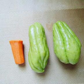 佛手瓜两个，胡萝卜去皮。
