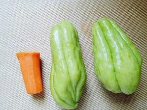 佛手瓜两个，胡萝卜去皮。
