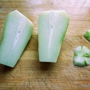 佛手瓜去皮，一切二，去根，去尖，去籽。