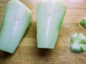 佛手瓜去皮，一切二，去根，去尖，去籽。