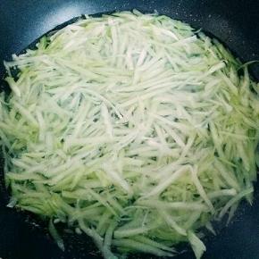 锅中放入清水，大火烧开，滴几滴食用油，少许盐，将佛手瓜放入锅中30秒捞出。