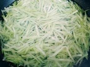 锅中放入清水，大火烧开，滴几滴食用油，少许盐，将佛手瓜放入锅中30秒捞出。