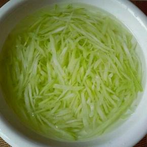 捞出立即过冷水。