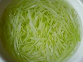 捞出立即过冷水。