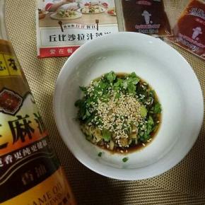 调味料；葱姜蒜洗干净切碎，放在碗里，加入生抽，熟白芝麻，滴几滴芝麻油。
