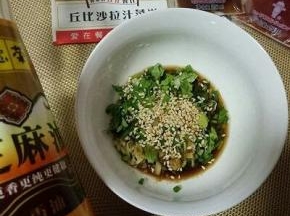 调味料；葱姜蒜洗干净切碎，放在碗里，加入生抽，熟白芝麻，滴几滴芝麻油。