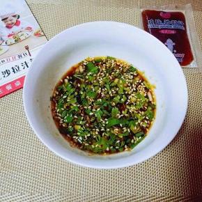 加入沙拉酱，搅拌均匀即可。