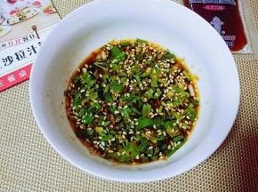 加入沙拉酱，搅拌均匀即可。