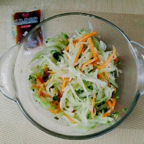 胡萝卜剥丝，和佛手瓜丝混合一个容器里。倒入调料汁拌均匀即可。