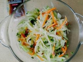 胡萝卜剥丝，和佛手瓜丝混合一个容器里。倒入调料汁拌均匀即可。