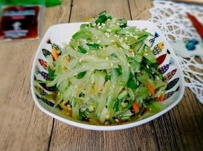 撒上少许熟白芝麻点缀。