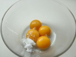蛋黄蛋白分离，蛋黄加入10白砂糖搅散。
