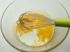 加入牛奶，搅匀。