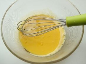 加入玉米油，搅匀。