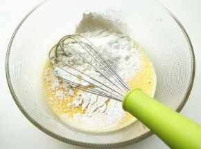 筛入低筋面粉。