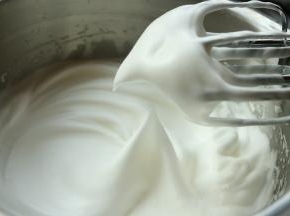 一次性加入所有剩下的白砂糖，打发到大弯勾状态。