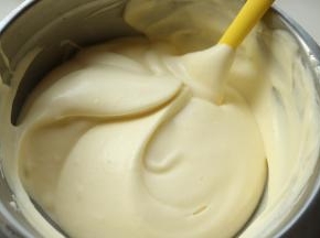 继续之字形拌匀。拌好的蛋糕糊非常细腻，也有一定的纹理。