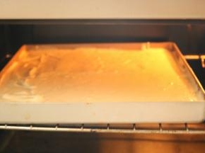 烤箱预热，中层烤20分钟即可。略微震一下热气，拿出蛋糕片。