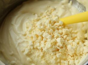 加入刚才压碎的果干粒，略微拌匀即可。