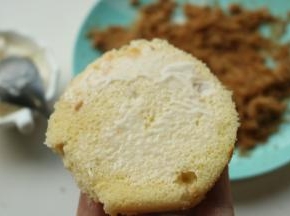 取一片小蛋糕片，抹上沙拉酱。