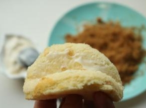 对折粘合起来。