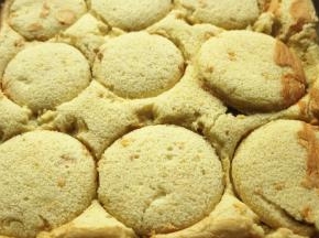 稍微晾凉的蛋糕片，用圆形模具挖出蛋糕片，我用了瓶盖。