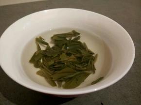龙井茶泡茶，第一遍的茶水不要，味道略重，要第二遍的茶水，静泡二十分钟即可，茶叶滤出控水备用。