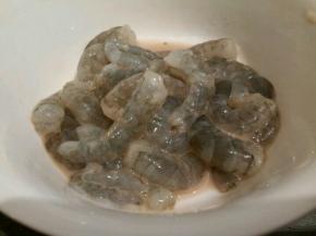 虾仁洗净去壳去头（虾头轻轻一拽就把虾线拽出来了），用料酒1勺，淀粉1勺，盐半勺腌制会，