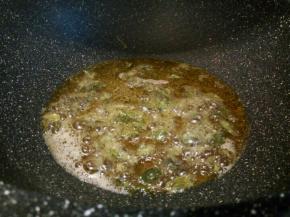 锅里放多一点油，下茶叶炸香捞出控油