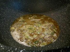 锅里放多一点油，下茶叶炸香捞出控油