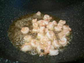 . 用刚才炸龙井茶的油滑炒虾仁到八成熟控油备用