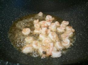 . 用刚才炸龙井茶的油滑炒虾仁到八成熟控油备用