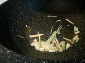锅里留一点油翻炒葱丝姜丝，