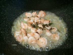 加入泡龙井茶的茶水，淀粉1勺加一点水，烧开后勾芡，下虾仁和茶叶，翻炒几下，加入适量半勺盐和鸡精调味即可。