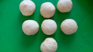 发酵好的面团排气进行松弛15分钟，再均匀的分成七份