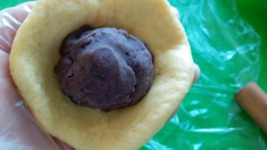 面团按扁，包上豆沙馅儿