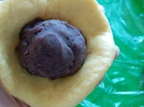 面团按扁，包上豆沙馅儿