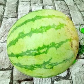 西瓜洗干净切开，用一半。