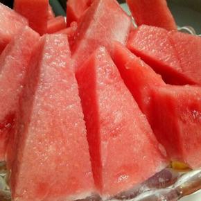 西瓜去皮，切小块。有籽的西瓜要把籽去掉。