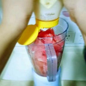 把切好的西瓜放入料理机，加入半杯凉白开，半杯自己榨的，偏要加蜂蜜，可以不加哦。